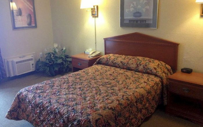 Woodbridge Inn & Suites (TraveLodge) - From Web Listing (newer photo)